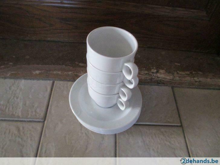 4 tassen wit + 4 ondertassen, Huis en Inrichting, Keuken | Servies, Gebruikt, Kop(pen) en/of Schotel(s)