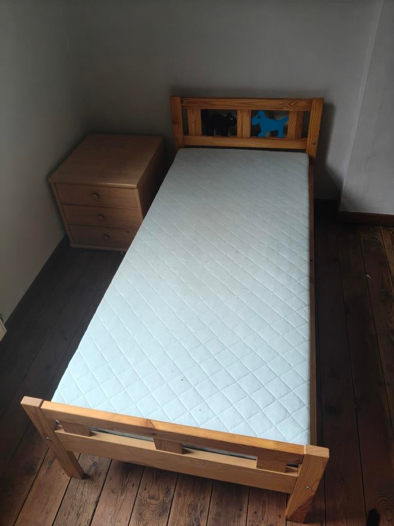 Lit Ikea et table de nuit à tiroirs en bon état, Enlèvement