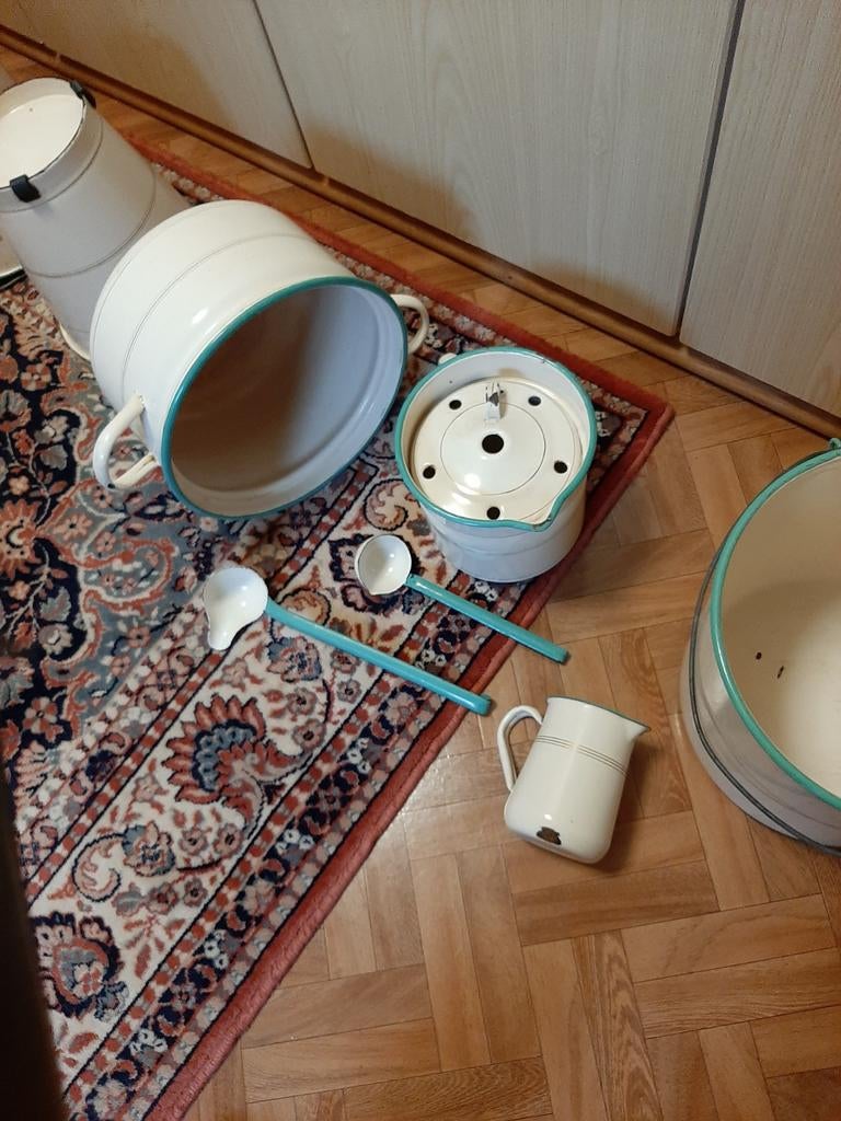 Emaille kookpotten, emmers  melkkan, pollepels..., Ophalen
