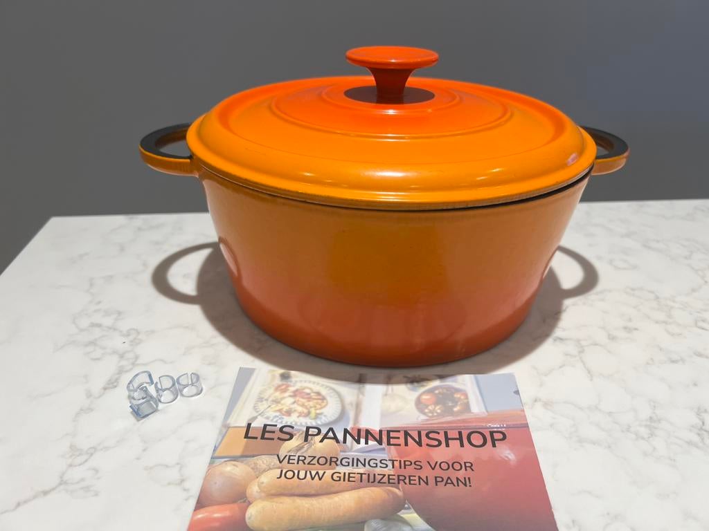 Poêle vulcanique Nomar/Staub 24 cm en état neuf, Enlèvement ou Envoi, Comme neuf, Poêle à frire ou Sauteuse, Plaque céramique