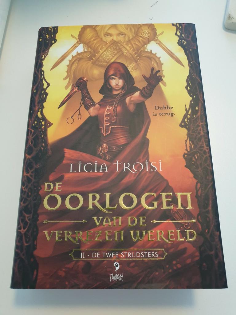 Licia Troisi - De OORLOGEN VD V.W. II  De twee strijdsters, Boeken, Kinderboeken | Jeugd | 13 jaar en ouder, Zo goed als nieuw