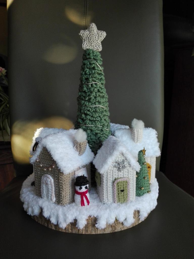 Kerstdecoratie - gehaakte winterse huisjes rond kerstboom, Verzenden