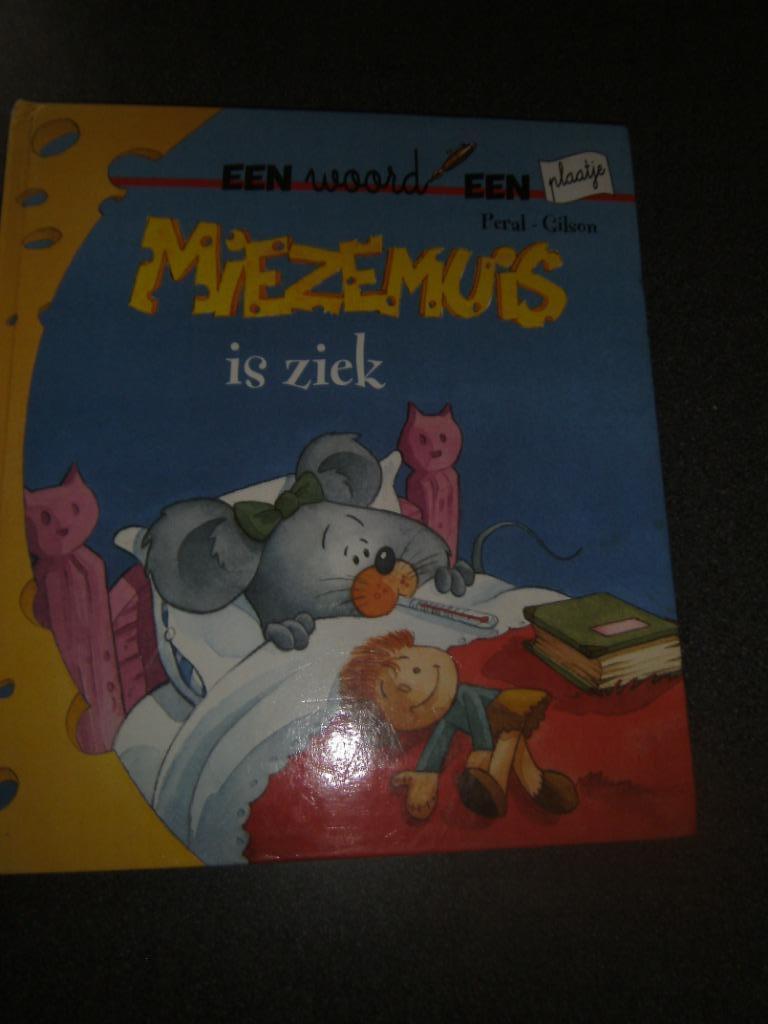 kleuterboek  boek Miezemuis is ziek-naar het ziekenhuis, Ophalen of Verzenden, Zo goed als nieuw, Jongen of Meisje, Fictie algemeen