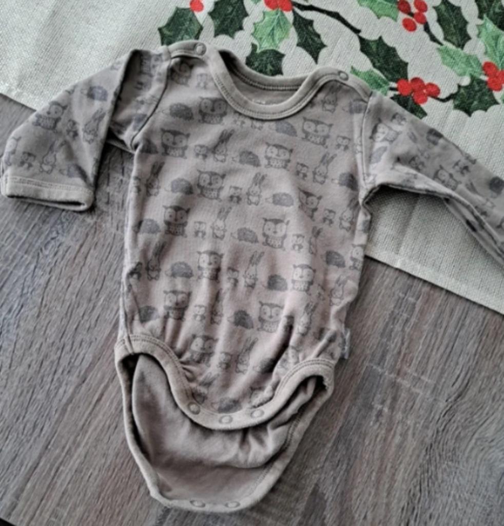 H&M khaki body met bosdiertjes 56, Kinderen en Baby's, Babykleding | Maat 56, Nacht- of Onderkleding, H&M, Ophalen of Verzenden