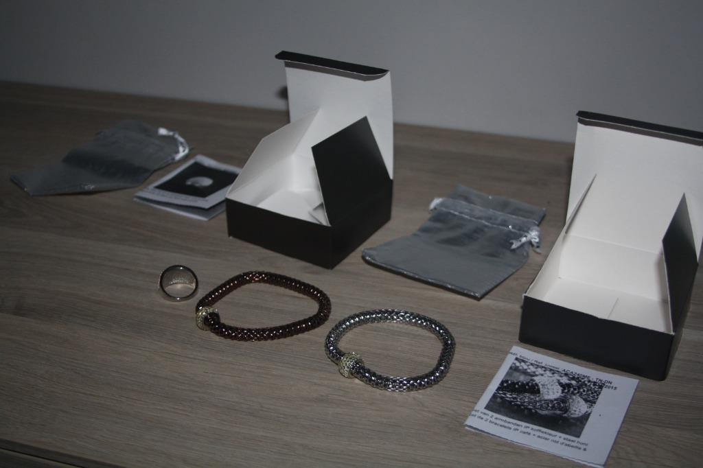 Victoria , 1 ring diameter 20 mm , 2 armbanden, als nieuw, Handtassen en Accessoires, Ringen, IJzer of Staal, 19 tot 20, Ophalen of Verzenden