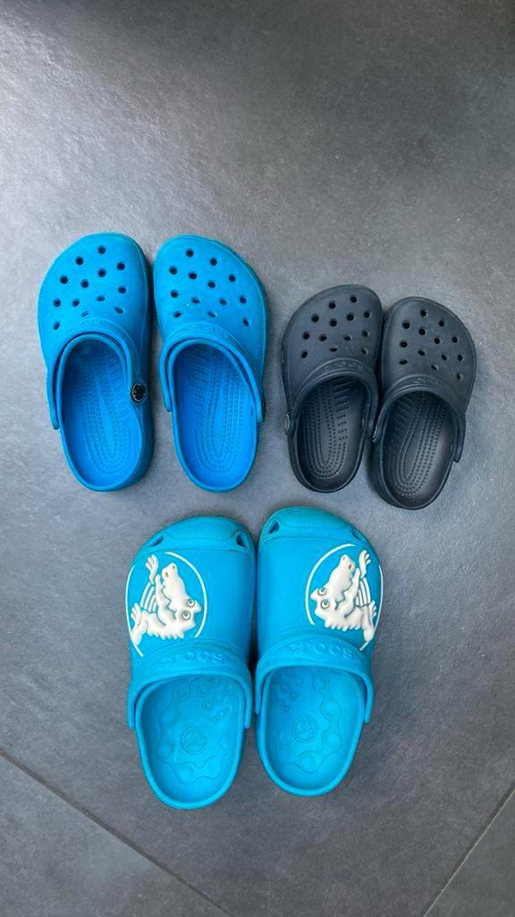 215: lichtblauwe crocs maat 33/34 DINO, Kinderen en Baby's, Kinderkleding | Schoenen en Sokken, Gebruikt, Crocs, Jongen of Meisje