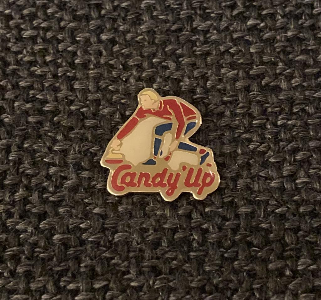 PIN - CANDY'UP - CHOCOLADEMELK - CURLING, Verzenden, Gebruikt, Sport, Speldje of Pin