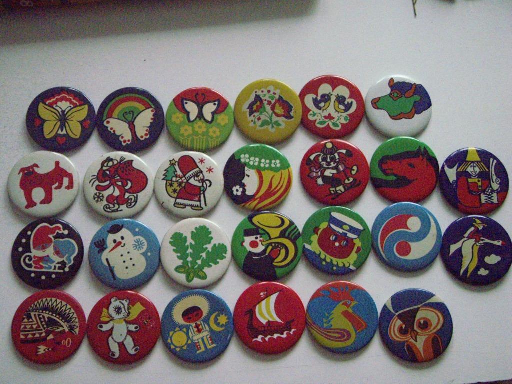 Vintage buttons / speldjes uit Estland, Verzamelen, Speldjes, Pins en Buttons, Gebruikt, Button, Transport, Ophalen of Verzenden