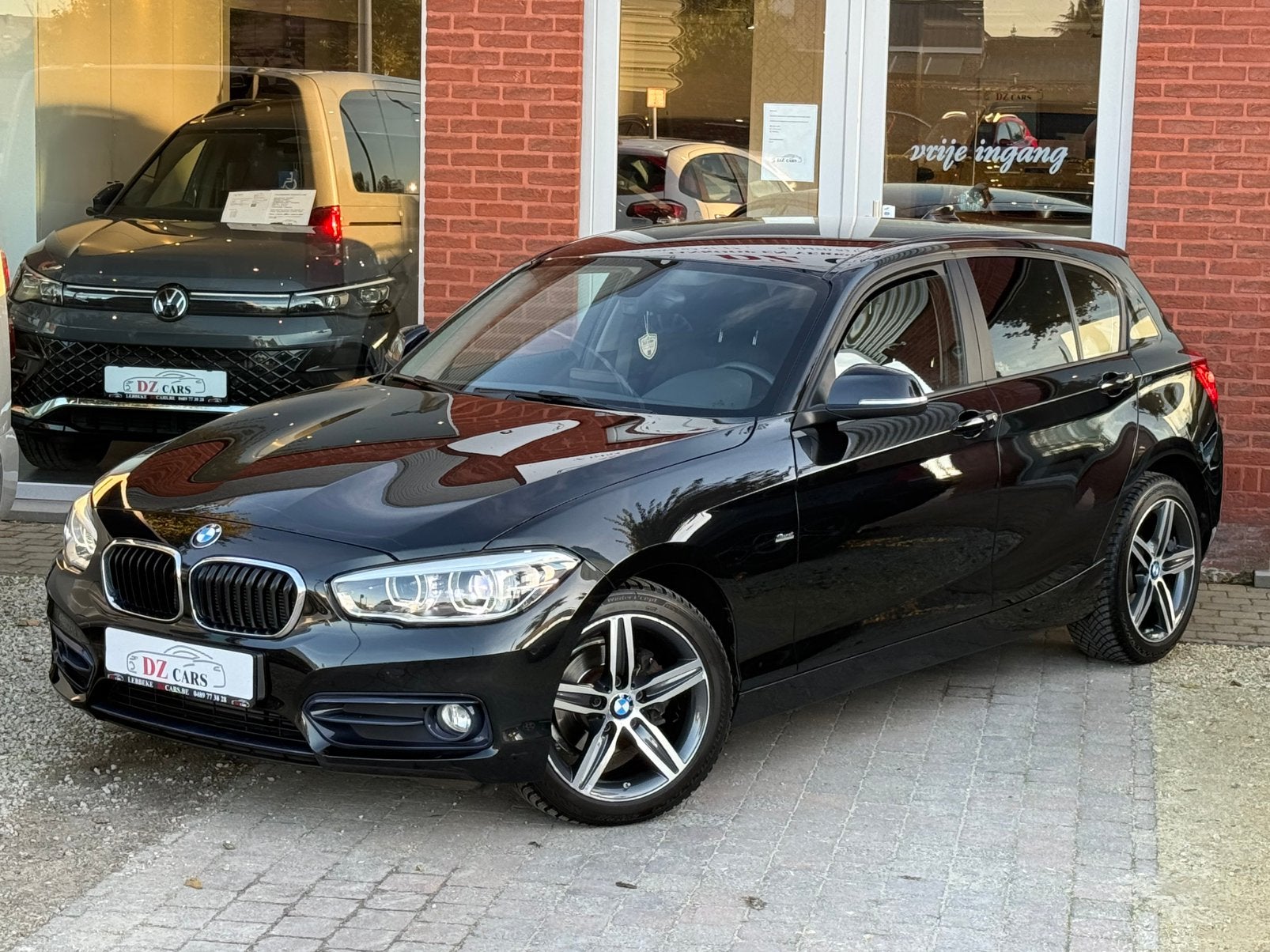 BMW 118i SPORT-LINE 1.5I 136PK |NAVI | CRUISE CONTROL | LED, Auto's, Zwart, Bedrijf, https://public.car-pass.be/vhr/a4ff6e15-6589-4b28-9d31-22f52bdc72dc