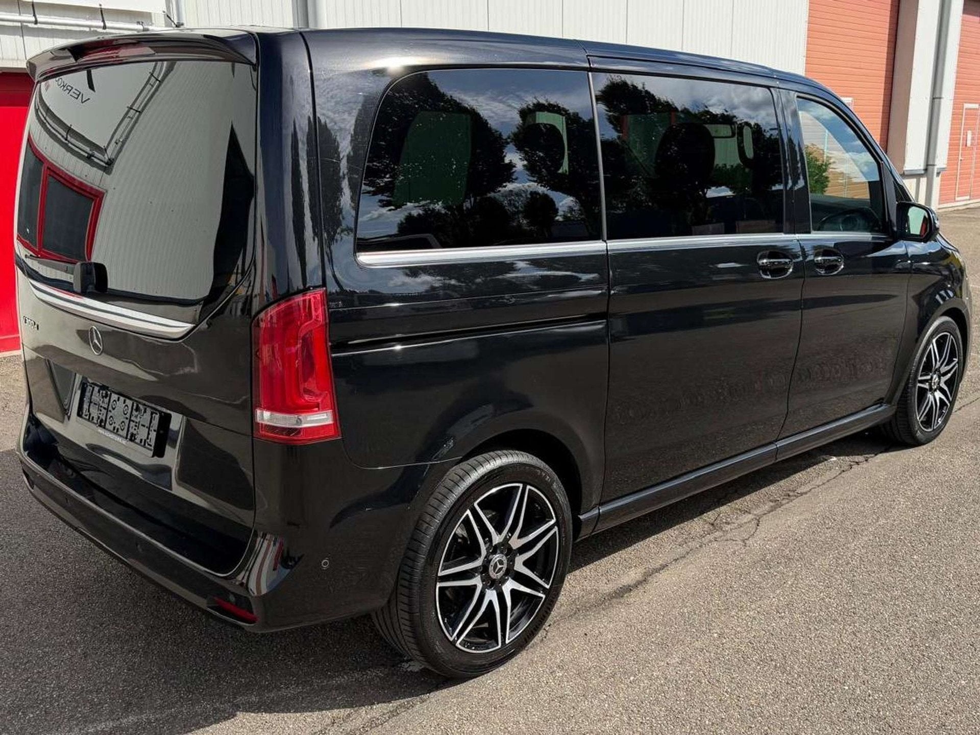 Mercedes-Benz V 300 d SWB ///AMG Lichte vracht Burmester/360, Automaat, Dealer onderhouden, 239 pk, 4 cilinders