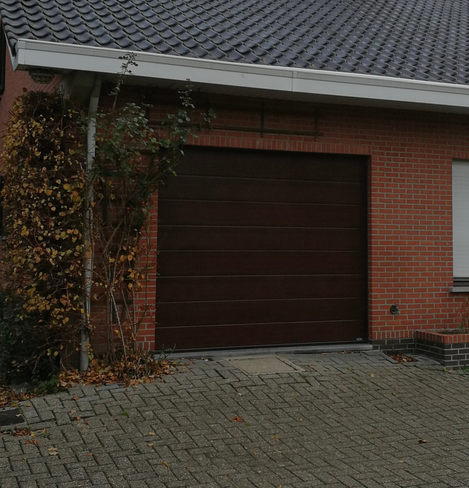 Geisoleerde sectionaalpoort, Doe-het-zelf en Bouw, Ophalen, Zo goed als nieuw, Garagedeur, 200 tot 215 cm
