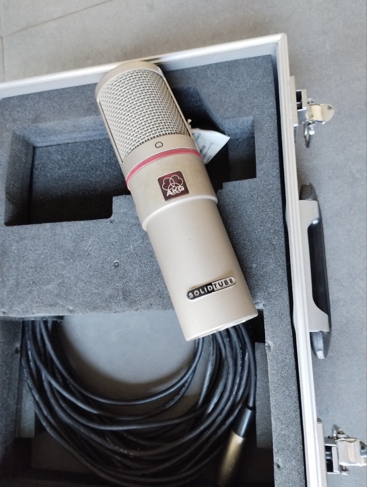 Microphone à tube solide Akg 
Avec nourriture et chat, Enlèvement ou Envoi