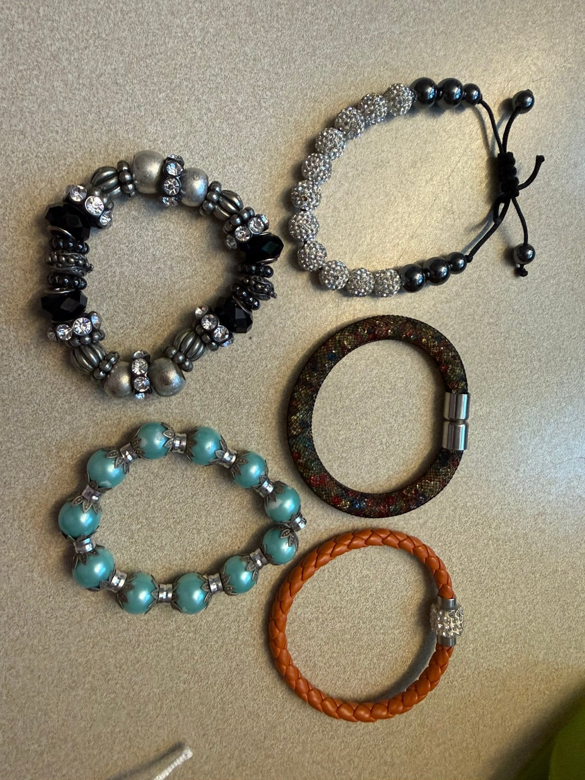 Pakketje van 5 ambandjes te koop wegens allergie, Bijoux, Sacs & Beauté, Bracelets, Enlèvement ou Envoi, Utilisé, Autres couleurs