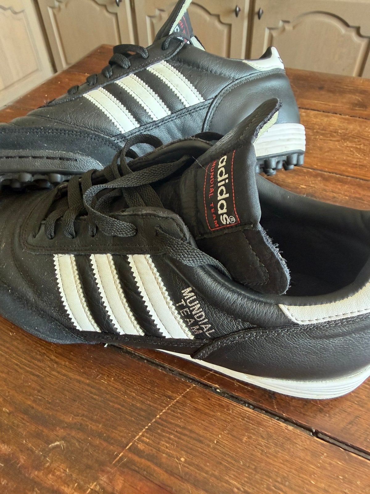 Adidas mundial team voetbalschoenen in nieuwstaat, Sport en Fitness, Voetbal, Ophalen, Zo goed als nieuw
