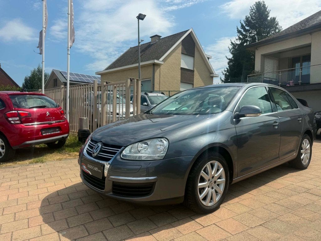 Volkswagen Jetta 1.6 benzine bwj 2006, Auto's, Volkswagen, 1600 cc, Bedrijf, Grijs, https://public.car-pass.be/vhr/a4855a71-1857-4986-aeb9-217511312e3b