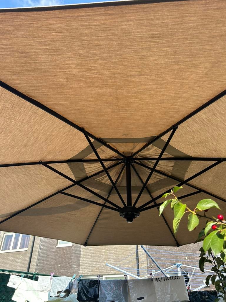 Zwevende parasol te koop !!, Tuin en Terras, Ophalen, Nieuw, Zweefparasol, Verstelbaar