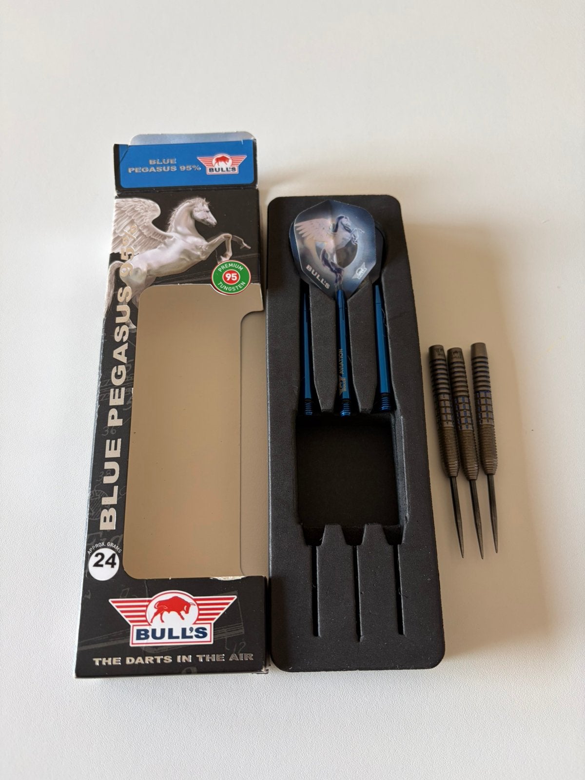 Bull's Blue Pegasus 95% Tungsten 24gr, Sport en Fitness, Darts, Ophalen of Verzenden, Zo goed als nieuw, Flights
