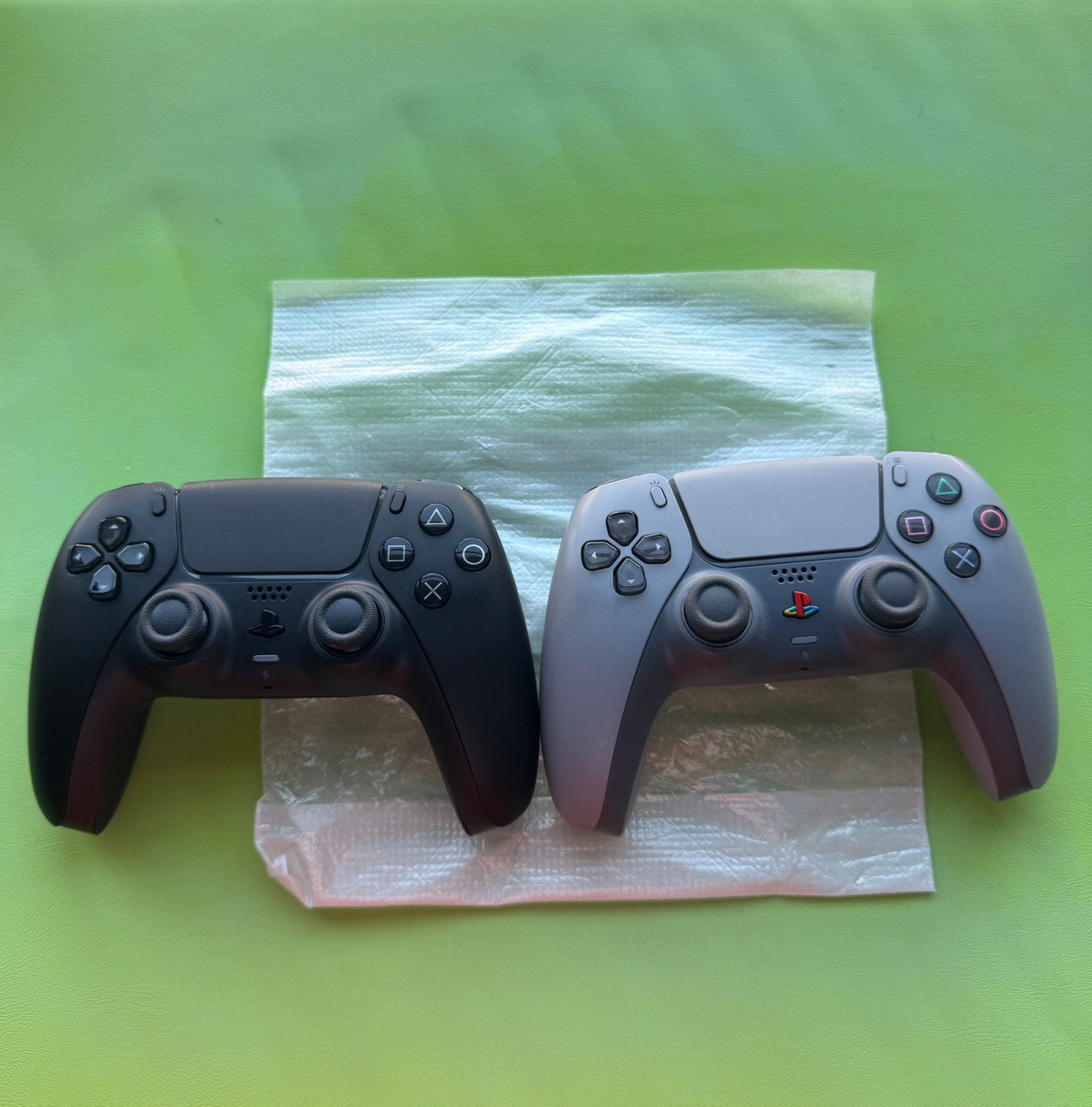 Vends 2 manettes PS5 DualSense en excellent état, Enlèvement ou Envoi, Comme neuf