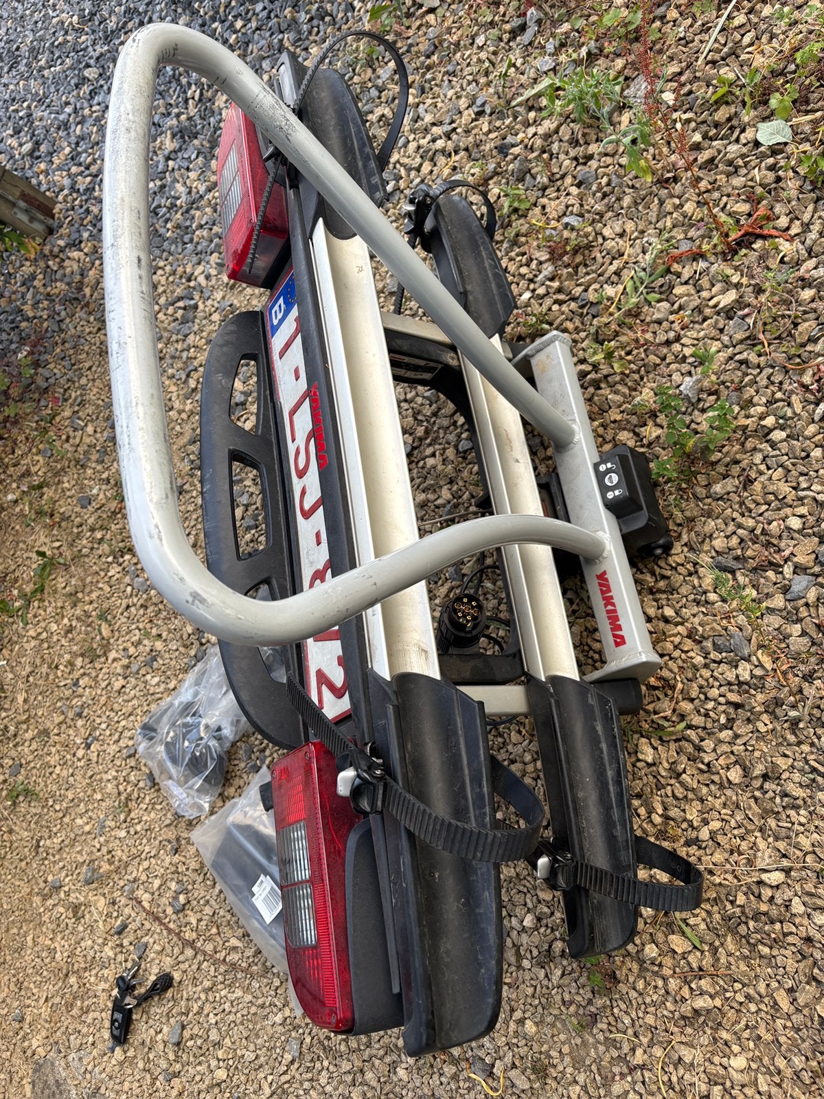 Porte vélos Yakima 2 + 1, Autos : Divers, Porte-vélos, Utilisé, Support d'attelage, 3 vélos ou plus, Pneus larges, Vélo électrique