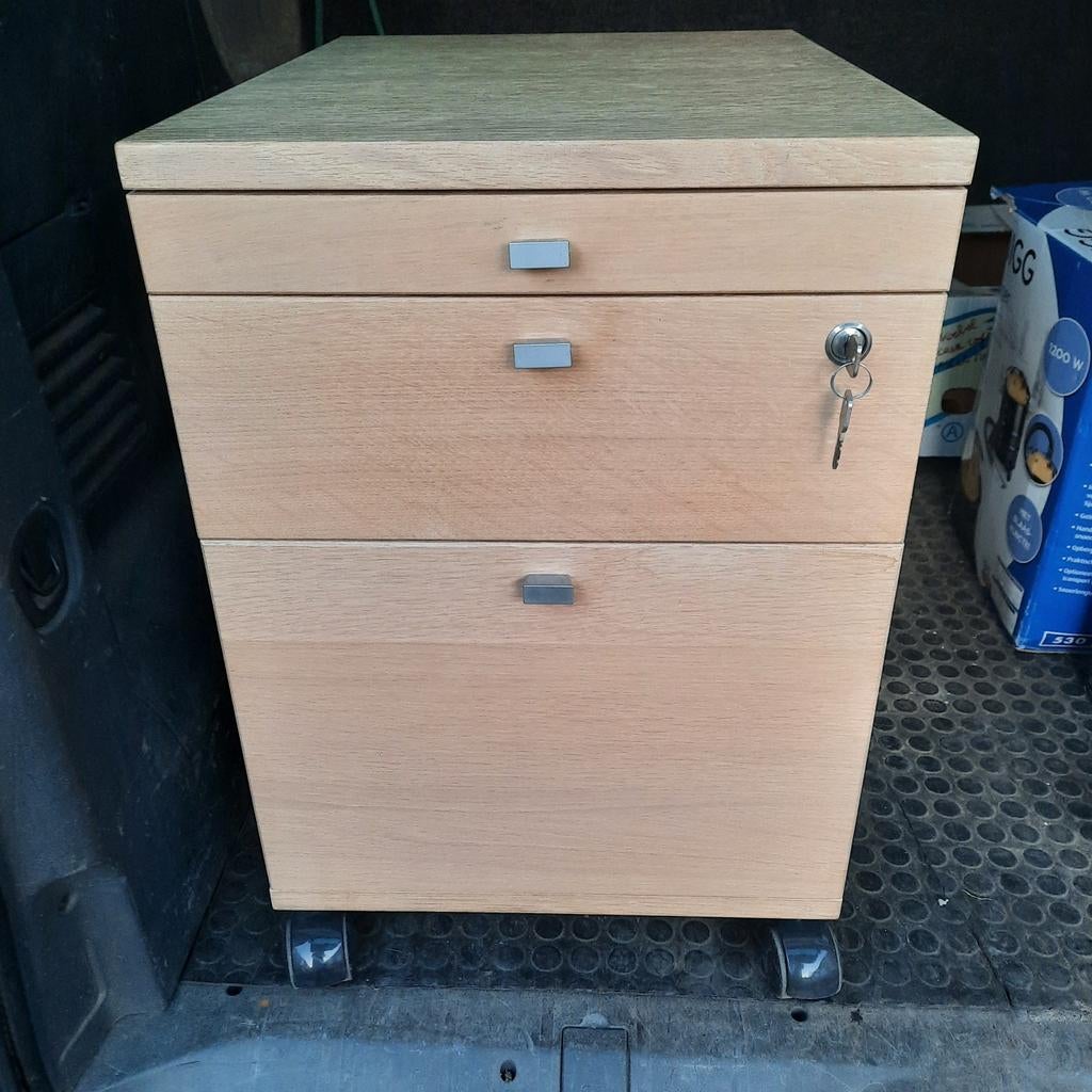 Armoire sur roulettes, comme neuve. Toboggan avec verrou., Enlèvement