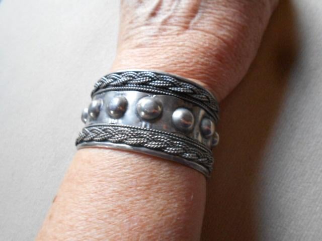 3 x ethnische armband, ketting,  3 broches in hout, Handtassen en Accessoires, Armbanden, Zo goed als nieuw, Hout, Zilver, Ophalen of Verzenden