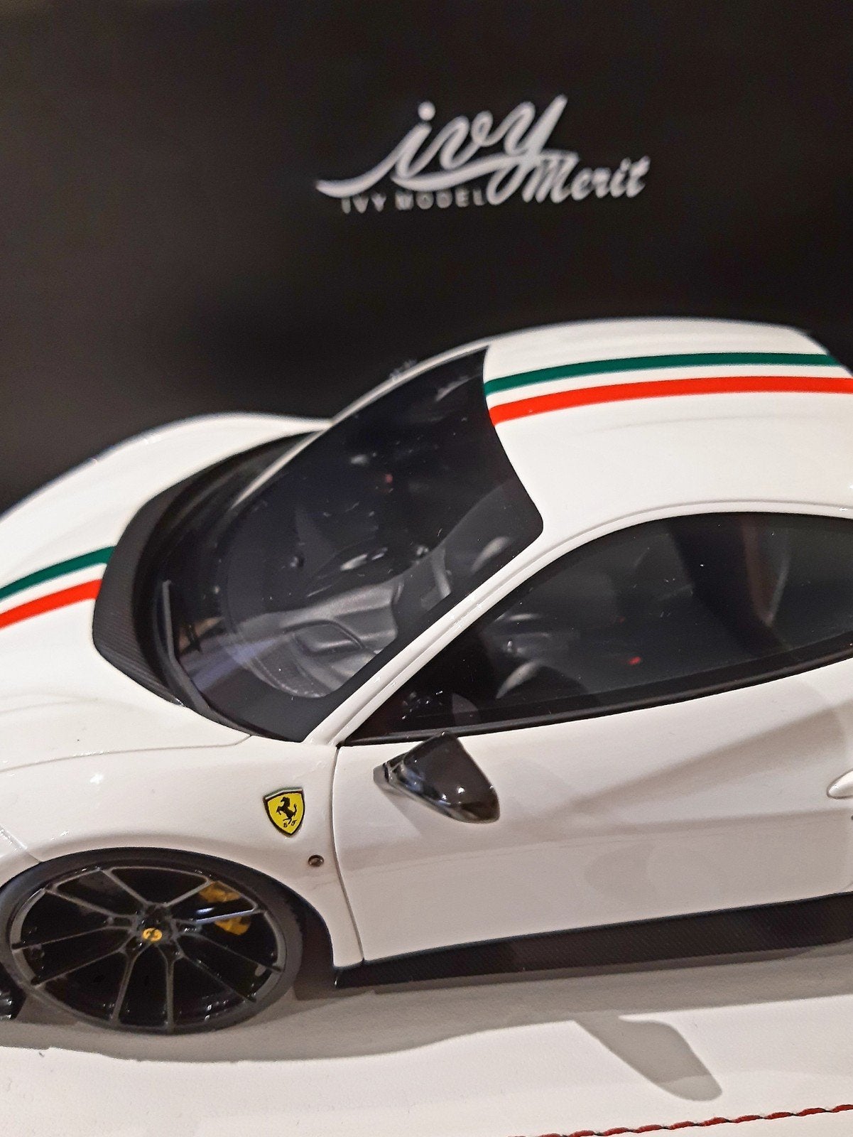 Ferrari 488 pista 1/18ème ivy model merit, Enlèvement ou Envoi, Neuf, Voiture, Autres marques