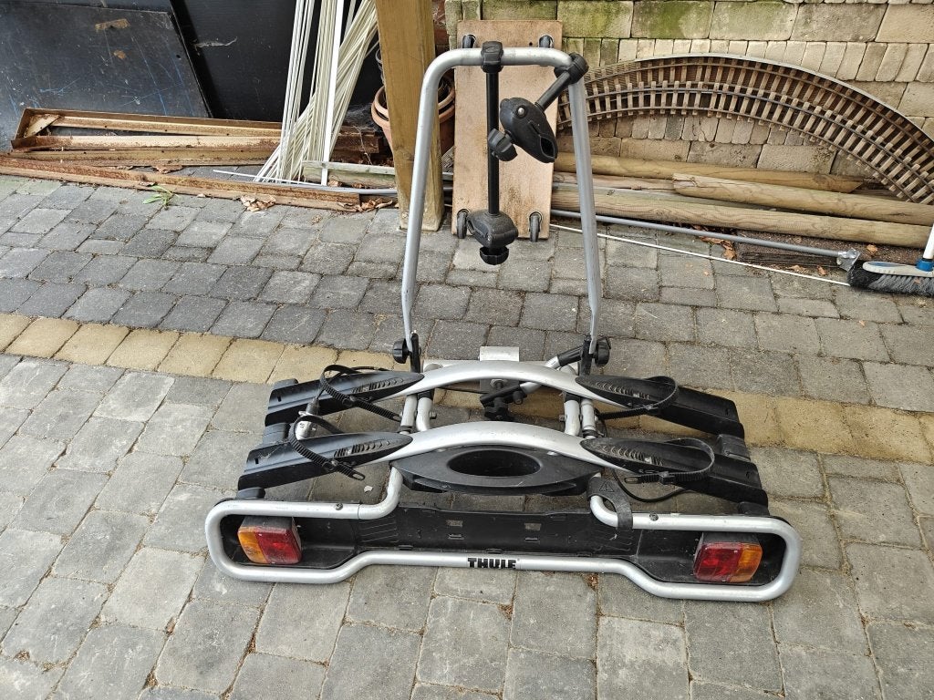 Thule fietsendrager 2 fietsen - kantelbaar, met verlichting, Auto diversen, Fietsendragers, Gebruikt, Trekhaakdrager, 2 fietsen