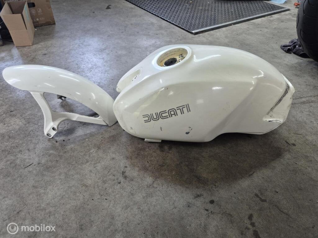 Benzinetank tank voorspatbord Monster 600 750 900 spatbord, Gebruikt, Factorystore.service@ducati.com, Ophalen of Verzenden, Via Antonio Cavalieri Ducati, 74/5, 74/6, 40132 Bologna BO