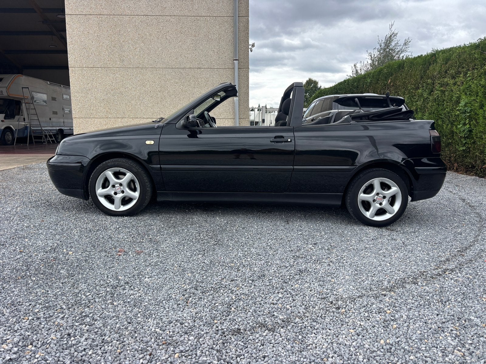 Mooie VW Golf cabrio 1.6i AUTOMAAT blanco gekeurd!!, Auto's, 4 zetels, Stof, Zwart, 4 cilinders