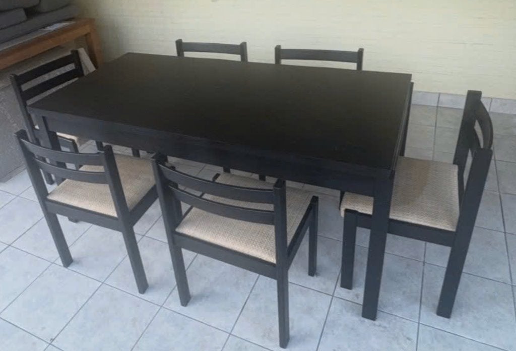 Brutalistische eettafel met 6 stoelen – zwart hout, Huis en Inrichting, Ophalen