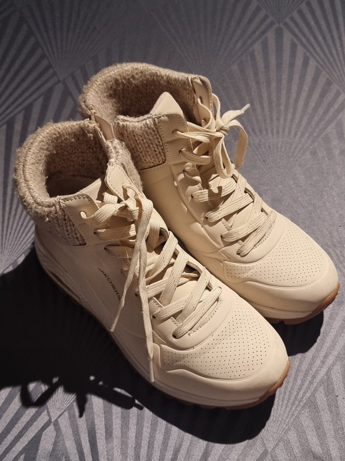 Prachtige beige Skechers sneakers in nieuwstaat, nooit gedra, Enlèvement ou Envoi, Beige, Sneakers et Baskets