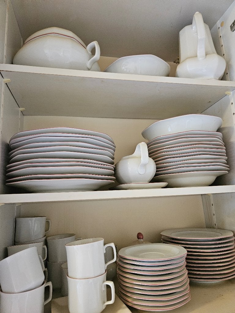Eet-en- koffieservies. Wit met rood randje, Huis en Inrichting, Ophalen, Gebruikt
