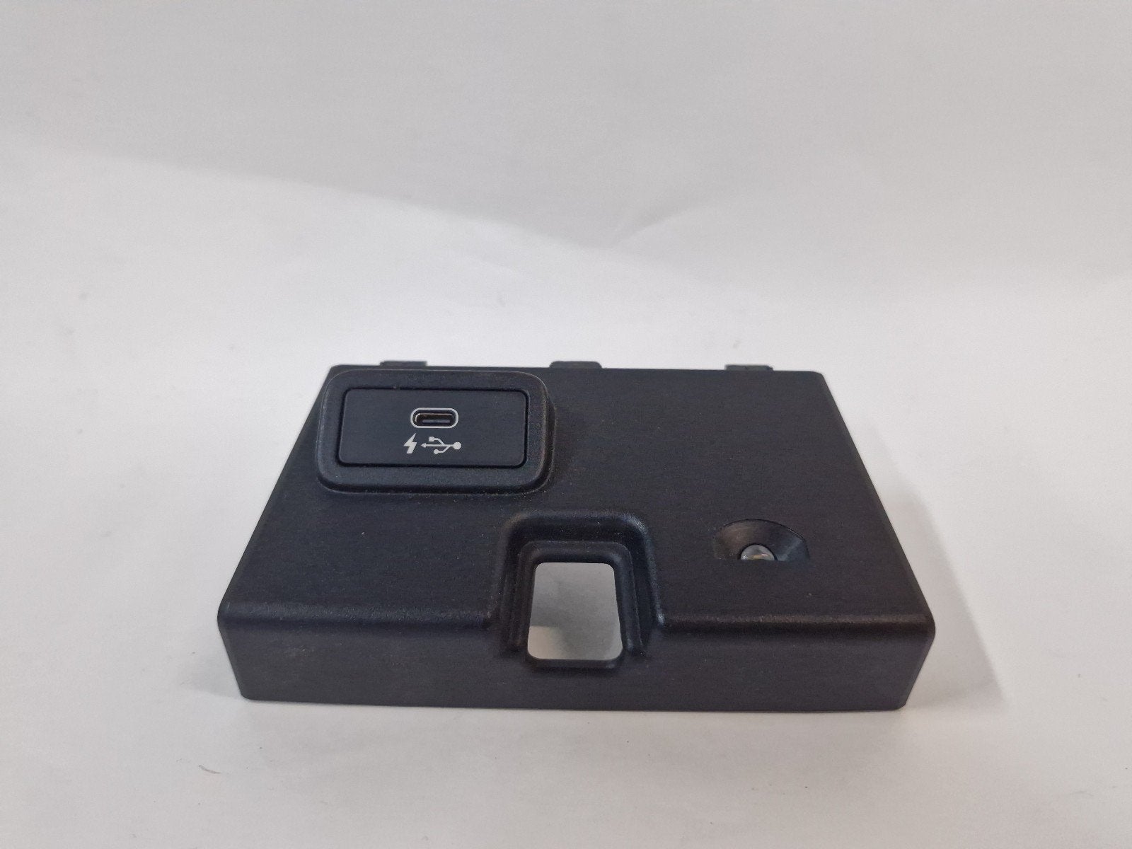 AFDEKPLAAT OPBERGVAK + USB C 3 serie (G20) (84105B51C70), Auto-onderdelen, Gebruikt, BMW, Petuelring 130
80809  München, DE, Bayerische Motoren Werke AG