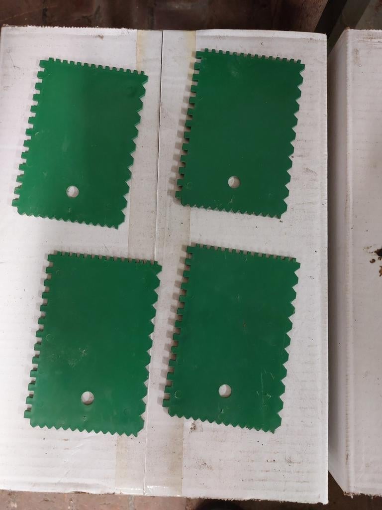Ensemble de 4 spatules dentées en plastique/peignes à colle, Enlèvement