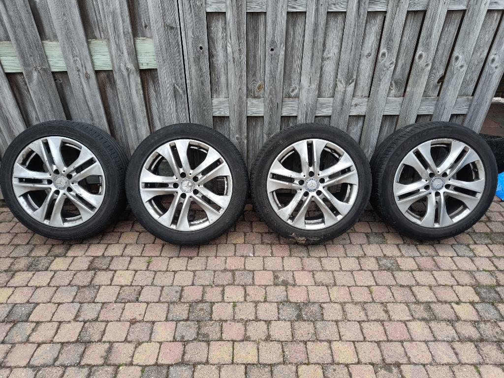 Mercedes velgen 17 inch met banden 235/45/17, Auto-onderdelen, Banden en Velgen, Band(en), Zomerbanden, 17 inch, 235 mm, Gebruikt
