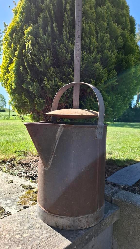 Cruche  avec règle graduée .