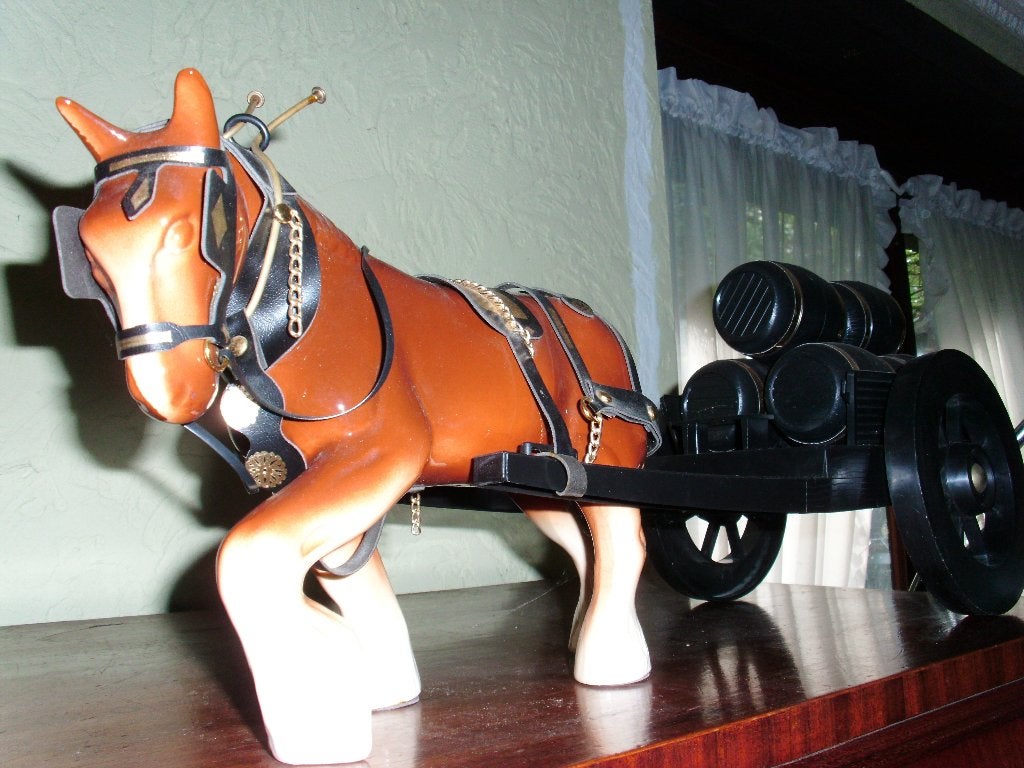Vintage porselein paard met wagen met tonnen, lengte 50 cm, Enlèvement