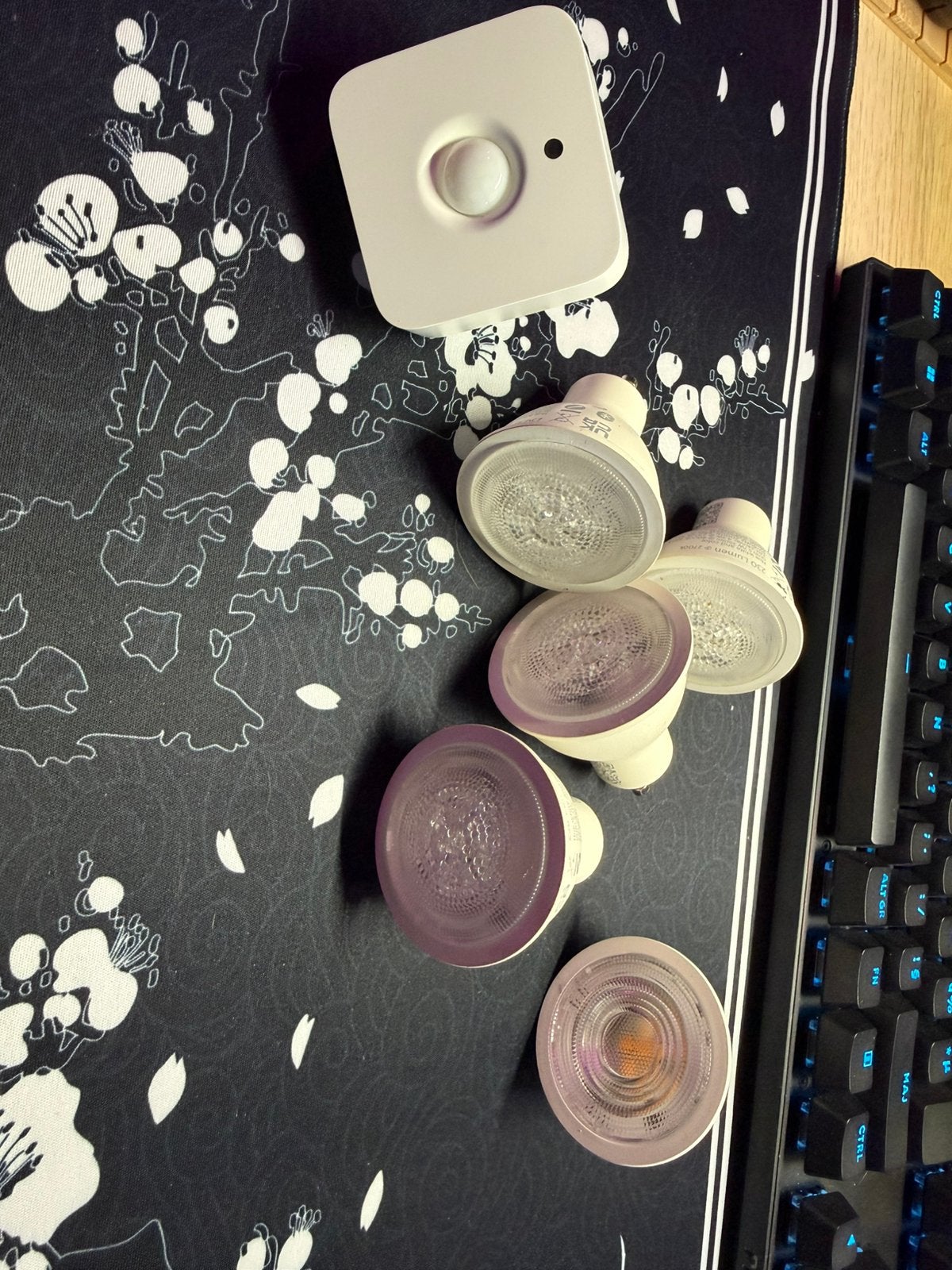 Kit Philips Hue 4 spots RGB, 1 spot blanc, détecteur, Bridge, Maison & Meubles, Dimmable, GU10, Comme neuf, Spot encastrable