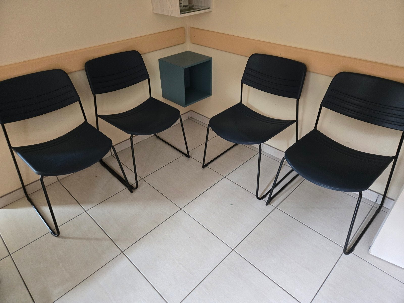4 stoelen, kuipzitting, hard plastic, uitstekende staat, Huis en Inrichting, Stoelen, Ophalen, Blauw
