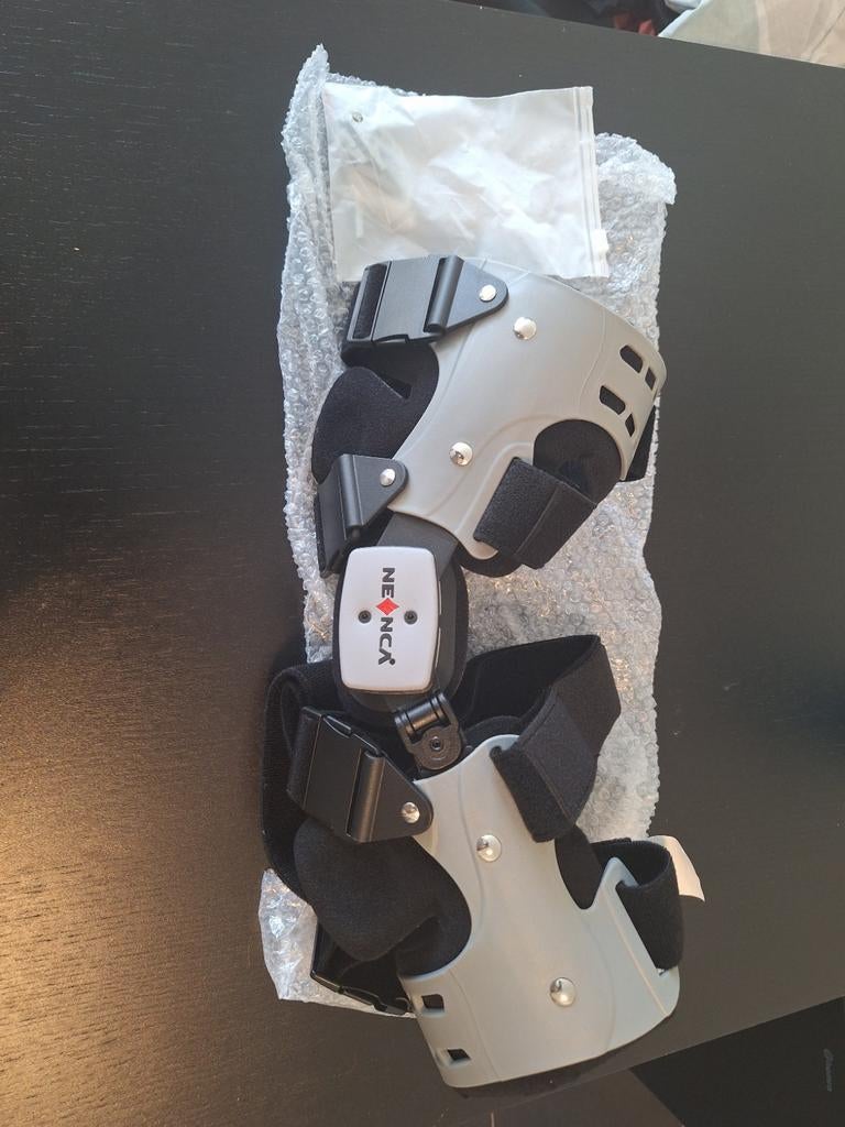 Kniebrace rechts van Neenca, Ophalen of Verzenden, Nieuw, Overige typen