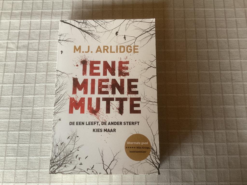 Iene Miene Mutte - M.J. Arlidge, Boeken, Ophalen, België, Zo goed als nieuw, M.J. Arlidge