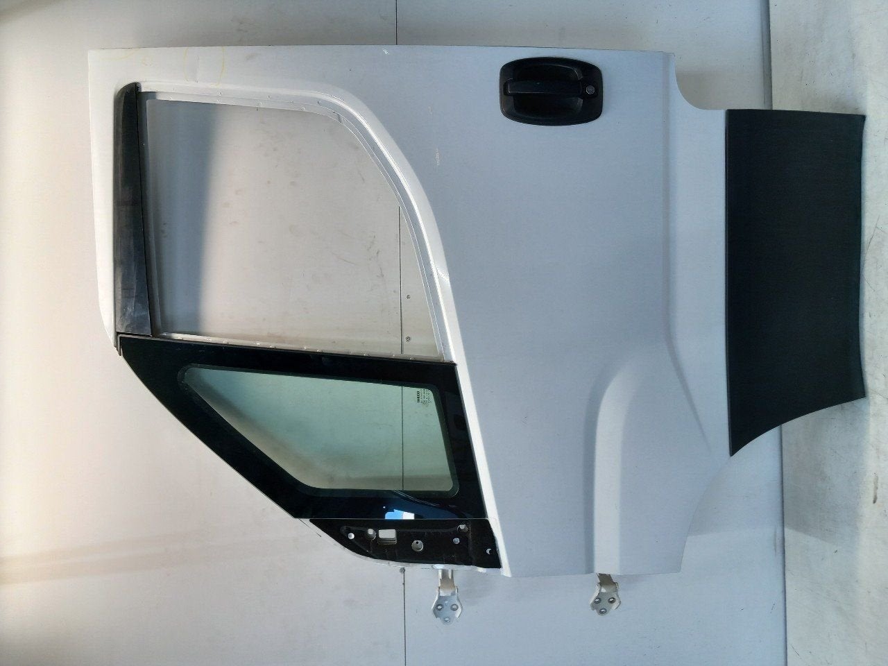 Portier links voor Iveco New Daily, Onderdelen@venauto.nl, Van der Ven Autorecycling B.V., Gebruikt, Ettenseweg 76, 4706 PB Roosendaal, The Netherlands
