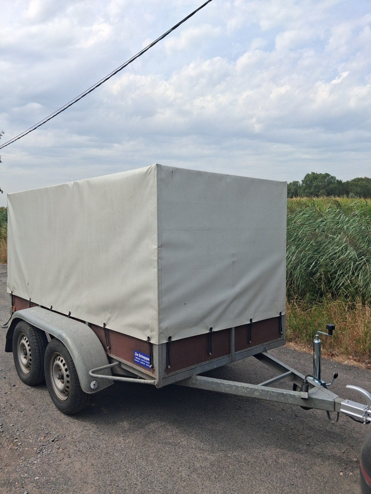Remorque à double essieu de 750 kg fermée avec bache., Enlèvement