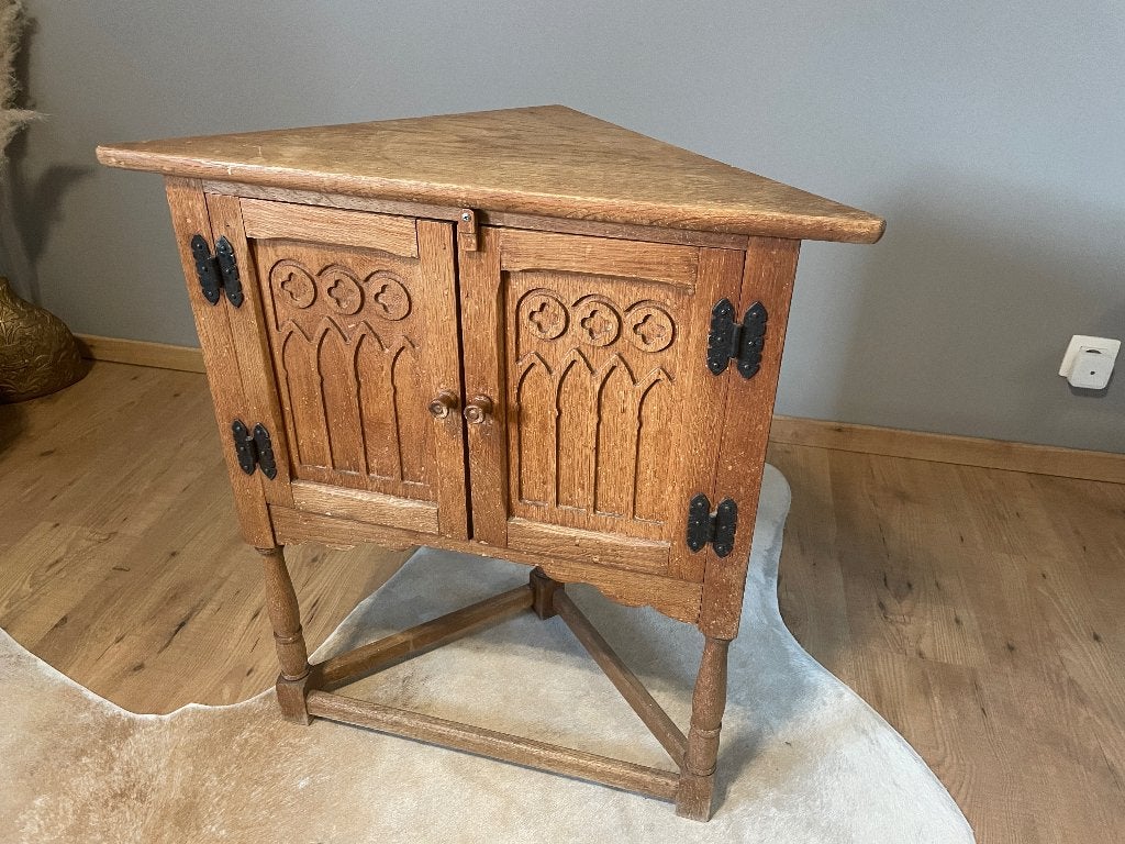 Ancien petit meuble en chêne sculpté meuble d’appoint, Enlèvement