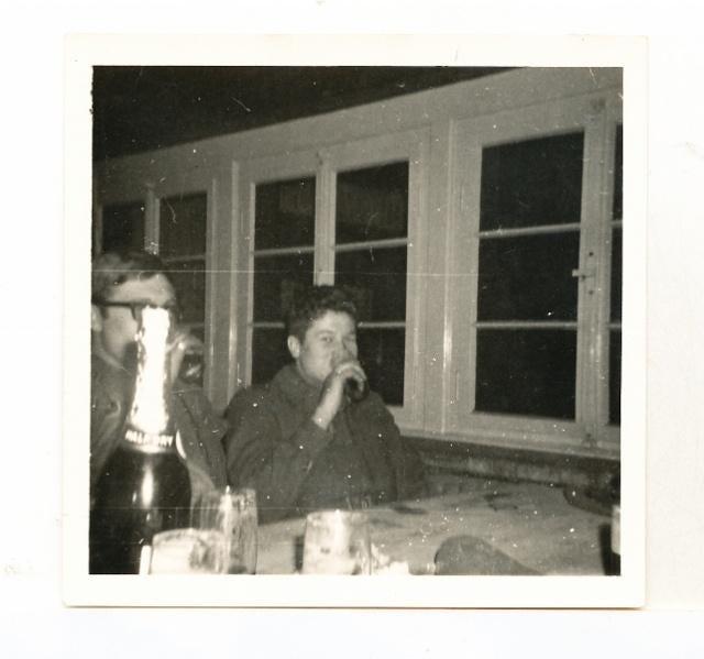 (m45) Militairen in kantine, 4 foto's, Verzenden