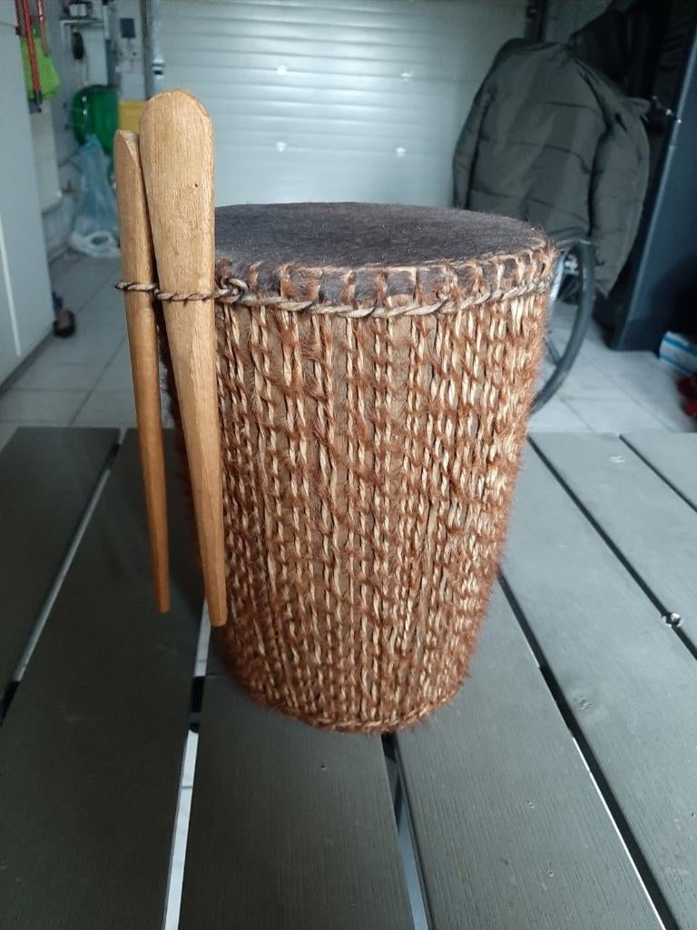 Handgemaakte djembé met stokjes, Enlèvement