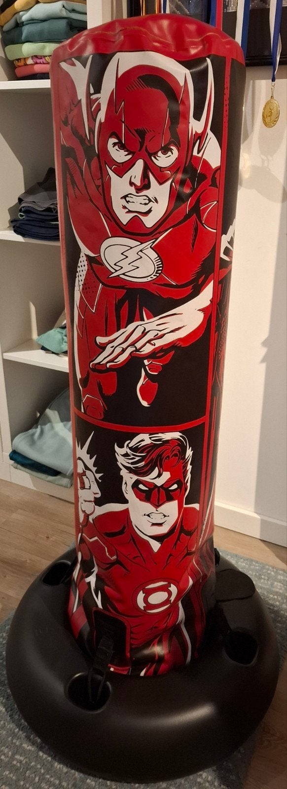 Bokspaal justice league, Enlèvement