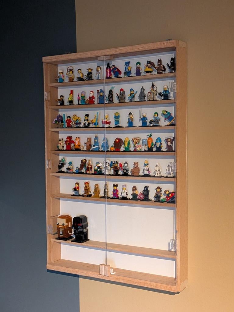 Collection de figurines lego avec vitrine