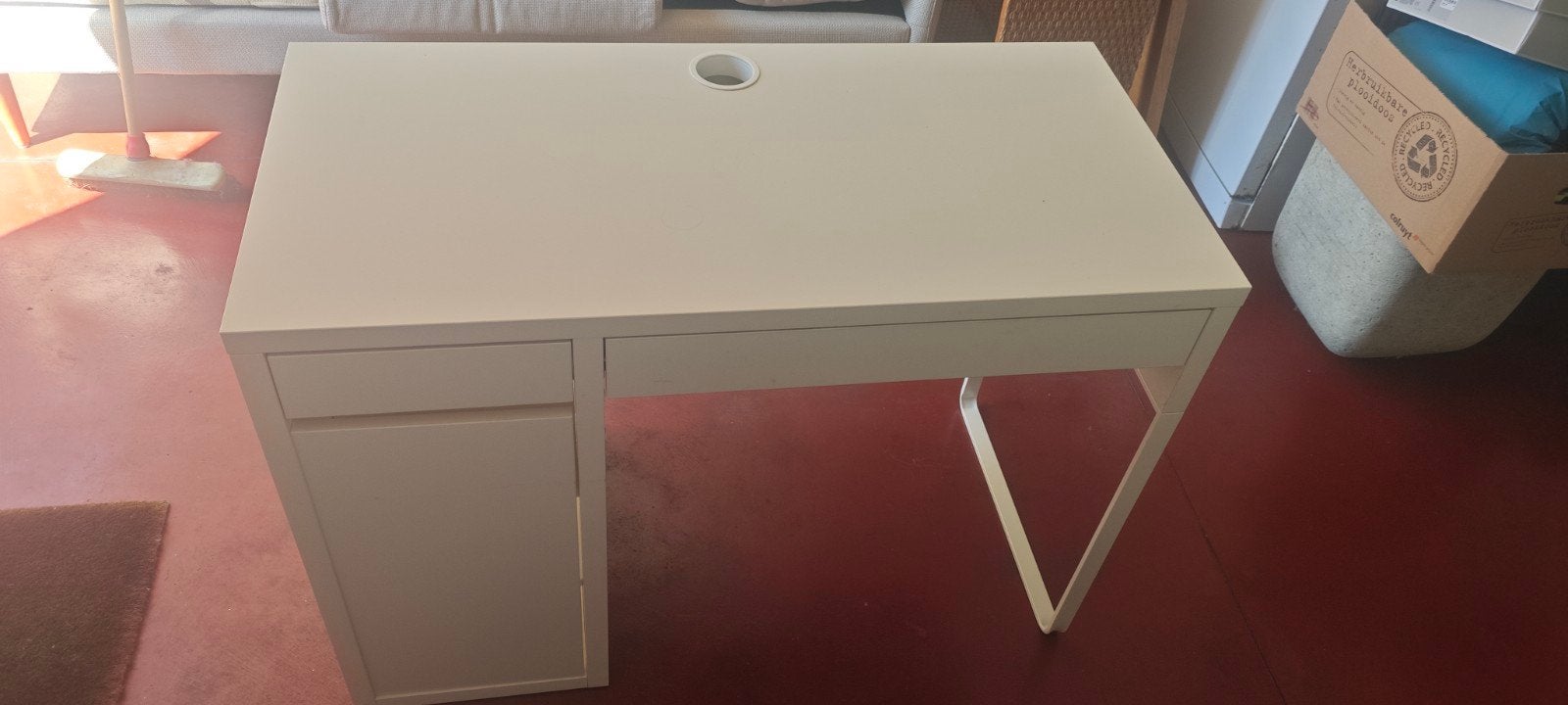 Kleine witte bureautafel., Ophalen