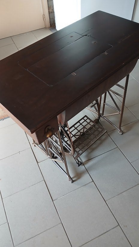 oude naaimachine met onderstel, Ophalen, Naaimachine